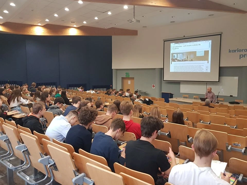 Klasa ekonomiczna na wykładzie w WSB.